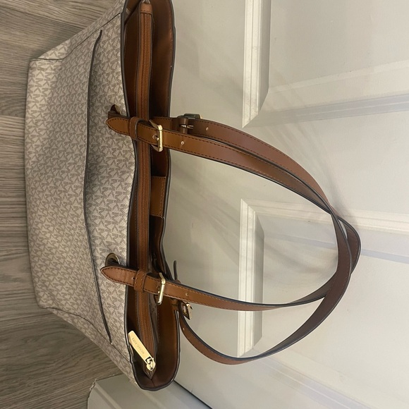 Michael Kors purse - Picture 4 of 8